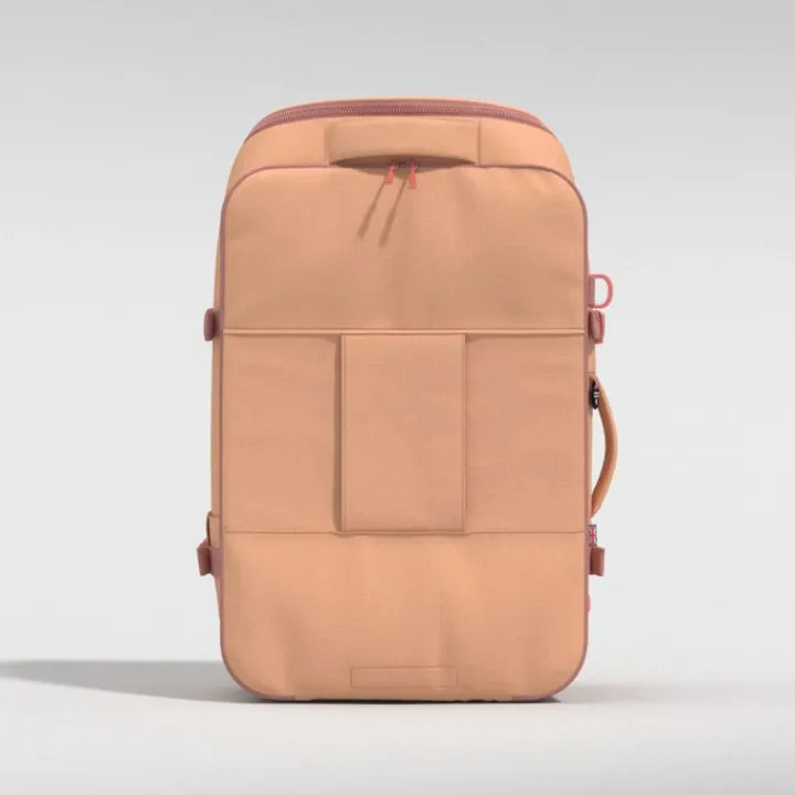 Grote Rugzakken|Daypack>CabinZero Adventure Pro 42L Cabin Backpack sunny day