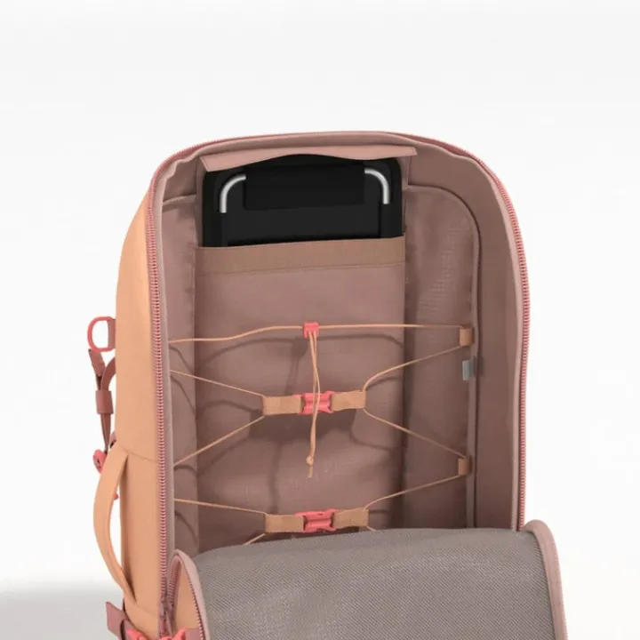 Grote Rugzakken|Daypack>CabinZero Adventure Pro 42L Cabin Backpack sunny day