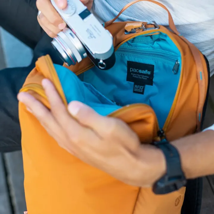 Kleine Rugzakken|Daypack>Pacsafe Eco 18L Backpack Econyl gravity gray