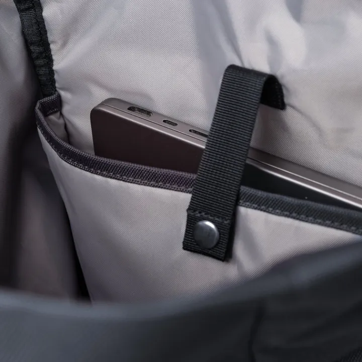 Kleine Rugzakken|Daypack>Sandqvist Ground Rolltop Backpack L asphalt with black webbing